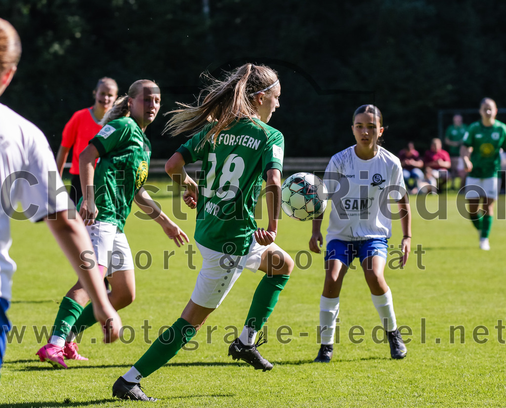 2023-09-16_102_FC_Forstern_gegen_VfL_Sindelfingen_Ladies_I | Forstern, Deutschland, 16.09.2023:
Fußball, B-Juniorinnen-Bundesliga Süd 2023 / 2024, 2. Spieltag, FC Forstern gegen VfL Sindelfingen Ladies I, Endergebnis: 4:1

Amelie Mayr (FC Forstern, #18)

Foto: Christian Riedel / fotografie-riedel.net