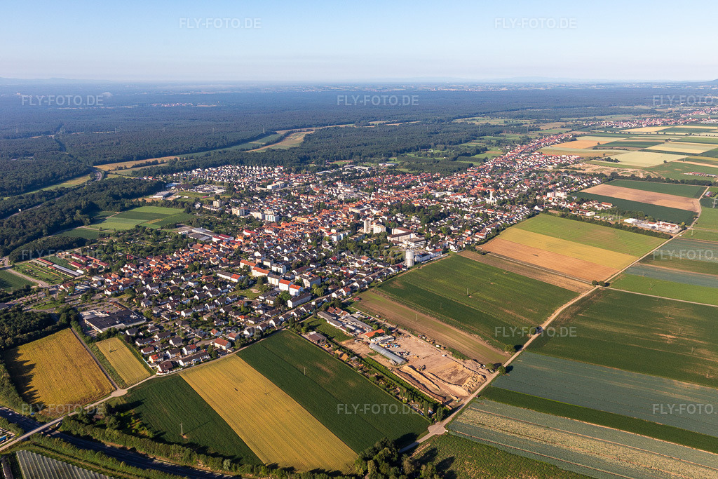 Luftbild: Stadtansicht aus Nordosten in Kandel im Bundesland Rheinland-Pfalz in Deutschland. Foto: IMG_007825.jpg vom 21.06.2020 durch Werner Riehm/FLY-FOTO.de