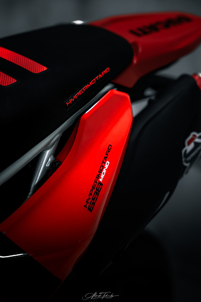 Hypermotard 698 Mono | Entdecken Sie die faszinierende Welt von Alexander Tschuncky Arts: Kreative Fotografie, atemberaubende Automobilkunst und hochwertiger Bilderdruck. Lassen Sie sich inspirieren! - Realisiert mit Pictrs.com