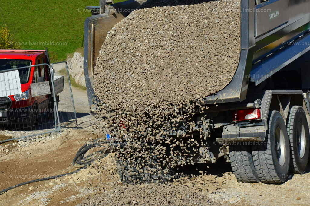 Kieslieferung | LKW beim Abladen von Kies