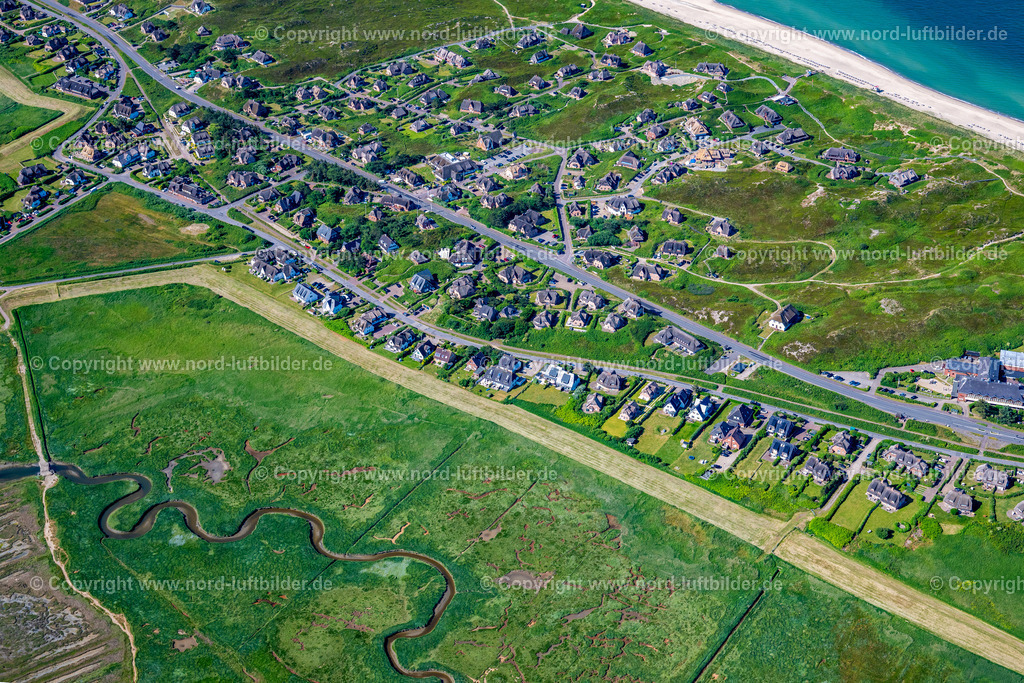 Sylt_Rantum_ELS_3257210625 | SYLT 21.06.2025 Ortsansicht an der Meeres-Küste in Rantum (Sylt) auf der Insel Sylt im Bundesland Schleswig-Holstein, Deutschland. // Townscape on the seacoast in Rantum (Sylt) at the island Sylt in the state Schleswig-Holstein, Germany. Foto: Martin Elsen