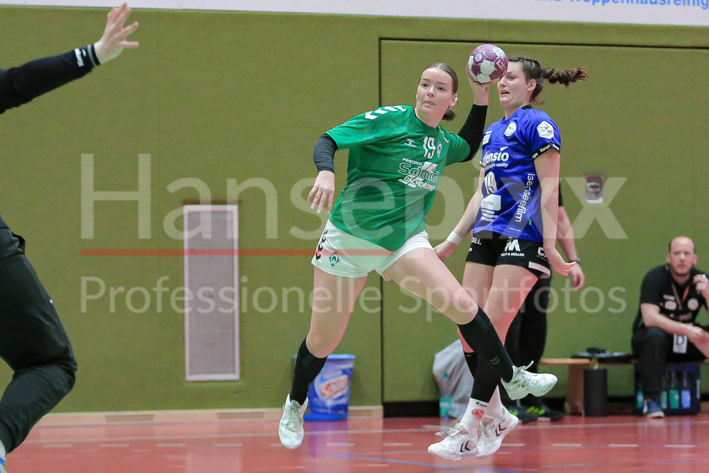 Handball, 2. Bundesliga Frauen, SV Werder Bremen - HSG Freiburg | v.li.: Mathilda Häberle (SV Werder Bremen, 19) beim Wurf, am Ball, Spielszene, Aktion, Action
