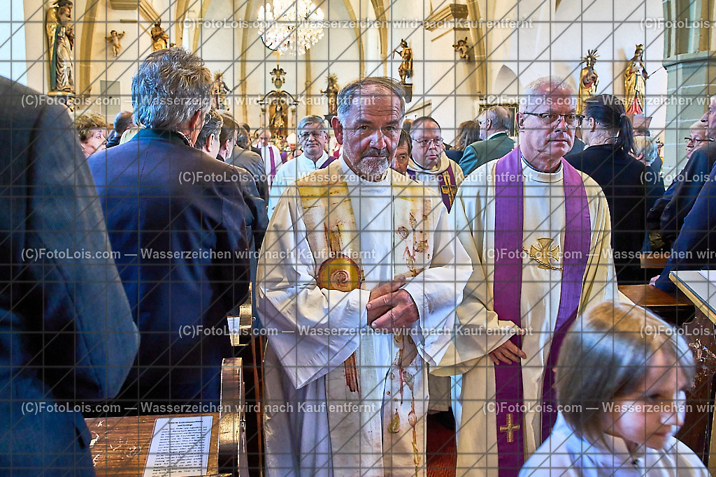 ALP6691_Hl-Requiem_Pfarrer Sinnhuber Roman | Hochzeitsfotograf mit dem Blick für´s Wesentliche, Firmung, Erstkommunion, Firmenfeiern, Sportfotoservice, Reproduktionen, Konzertfotografie, Pressefotografie, Luftbildfotografie, Innenarchitektur, Werbefotografie, Sponsoren-Livebildfotografie.