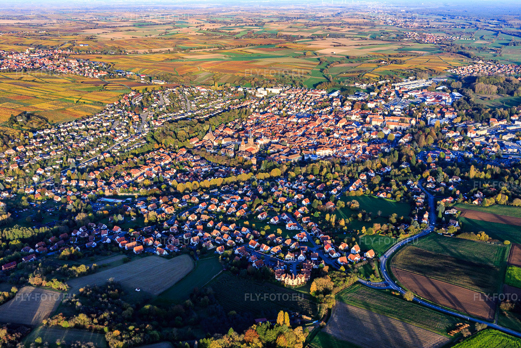 Vue aérienne: Aperçu des lieux depuis l'ouest à Wissembourg dans le département Bas Rhin, France.Photo: IMG_104421.jpg prise le 31/10/2017 par Werner Riehm/FLY-FOTO.euRésolution de l'original: 5472 x 3648 px