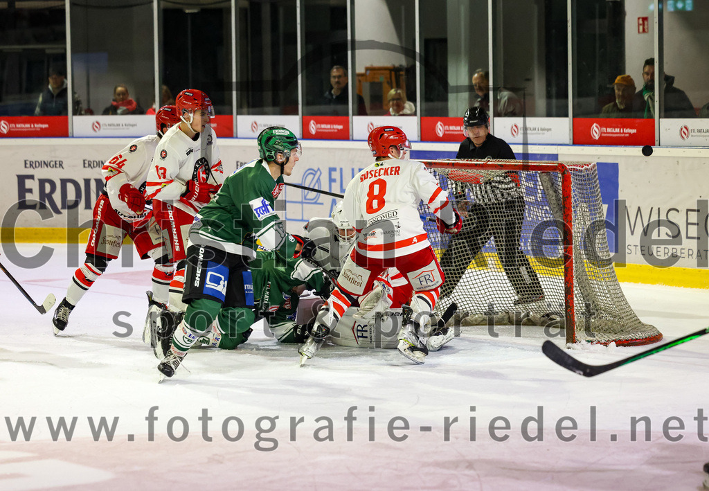 2023-10-20_154_TSV_Erding_gegen_EHC_Klostersee | Erding, Deutschland, 20.10.2023:.Eishockey, Bayernliga Vorrunde 2023 / 2024, 2. Spieltag, TSV Erding gegen EHC Klostersee, Endergebnis: 7:2..Michael Franz (Erding Gladiators, #13), Torwart Philipp Hähl (EHC Klostersee, #3), Marc Bosecker (EHC Klostersee, #8)..Foto: Christian Riedel / fotografie-riedel.net