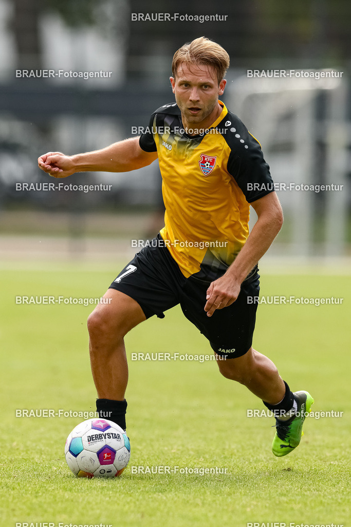 1_SVSKFC_20250726_0746.JPG -  - SV Schermbeck - KFC Uerdingen  - Testspiel | Schermbeck, Deutschland, 26.07.25: Alexander Lipinski (KFC Uerdingen) in Aktion, am Ball, Einzelaktion während des Testspiel Spiels zwischen SV Schermbeck - KFC Uerdingen  in der Volksbank Arena am 26. July 2025 in Schermbeck, Deutschland. (Foto von Stefan Brauer/Brauer-Fotoagentur)