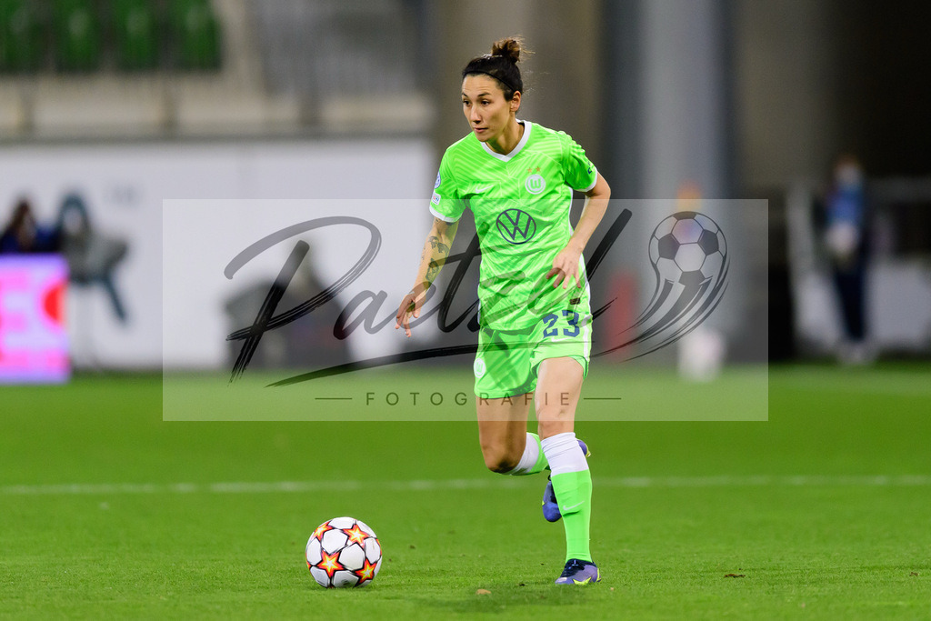 WOBJUV20211118_100 | Fussball, Frauen: Sara Doorsoun (VfL Wolfsburg) in Aktion, am Ball, Einzelaktion bei dem Spiel der UEFA Women´s Champions League zwischen VfL Wolfsburg und Juventus Turin im AOK-Stadion am 18.11.2021 in Wolfsburg, Deutschland. - Realisiert mit Pictrs.com