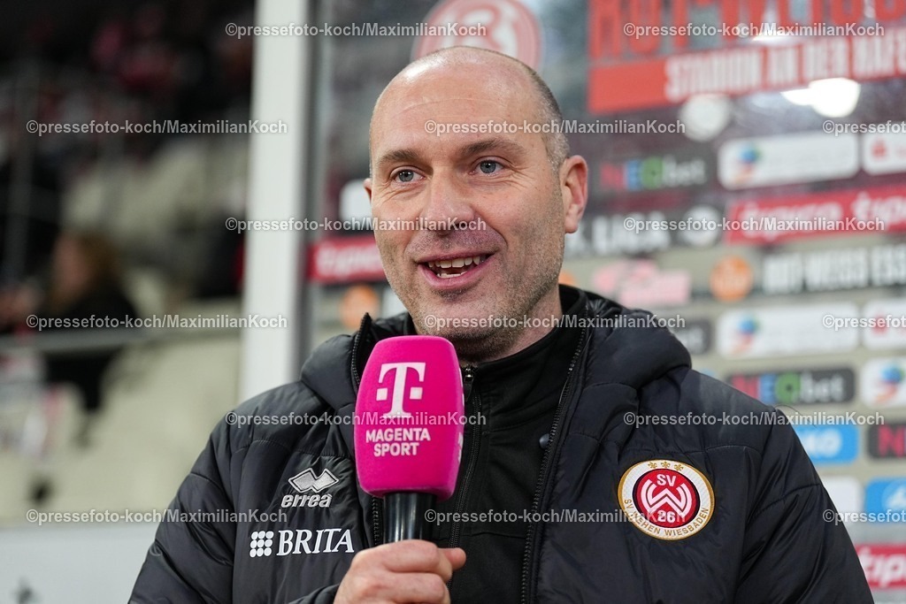xYDRx01022601010 | 01.02.2026, xydrx, Fußball, 3.Liga, Rot-Weiss Essen - SV Wehen Wiesbaden, Saison 2025 2026, Stadion an der Hafenstraße: Daniel Scherning (Cheftrainer SV Wehen Wiesbaden)   DFB regulations prohibit any use of photographs as image sequences and or quasi-video. Photo: xYannisxDreimannxPressefotoKochx