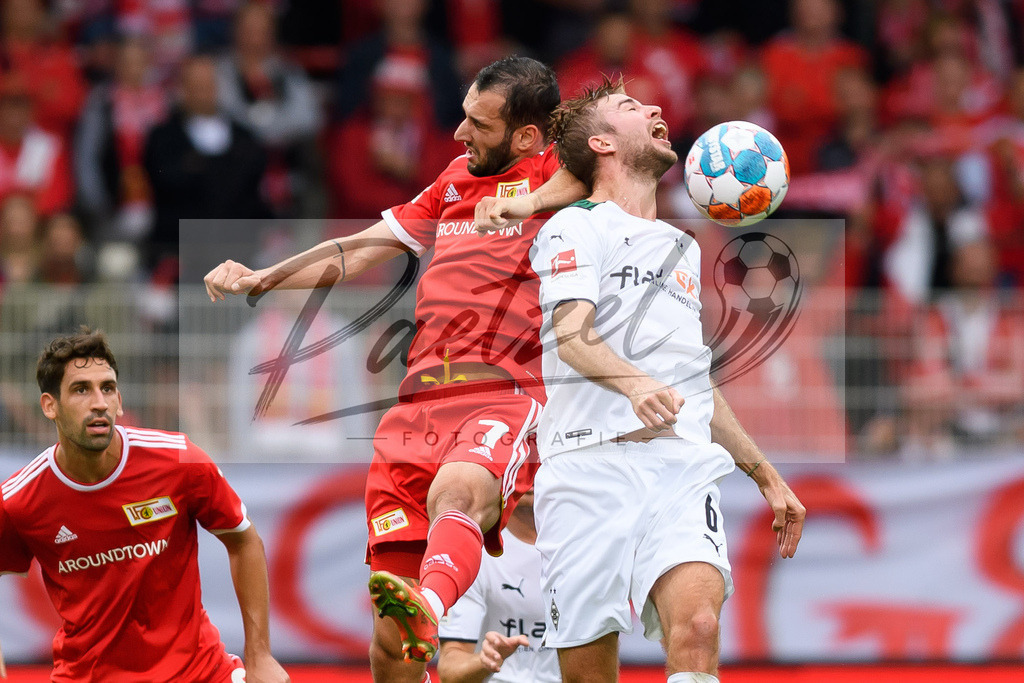 FCUBMG20210829_033 | Fussball, Herren: Levin Oeztunali (1.FC Union Berlin) und Christoph Kramer (Borussia Moenchengladbach) im Zweikampf beim Spiel der 1. Bundesliga zwischen 1. FC Union Berlin und Borussia Moenchengladbach im Stadion An der Alten Foersterei am 29.08.2021 in Berlin, Deutschland. - Realisiert mit Pictrs.com