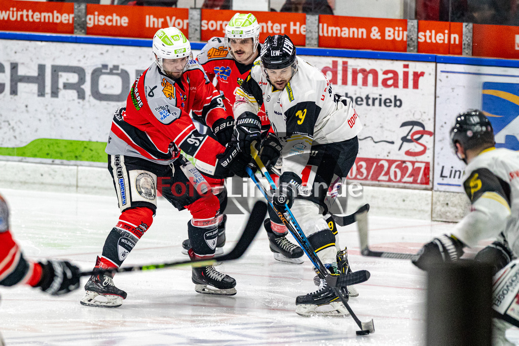TSV Peißenberg Miners vs EA Schongau Mammuts | Eishockey Bayernliga 2023/2024, TSV Peißenberg Miners vs EA Schongau Mammuts, 20231215,
Kampf um den Puck Dominik EBENTHEUER (Miners 91) und Matthias MÜLLER (Mammuts 19),
2023-12-15 in Peißenberg (Eisstadion)
91 Dominik EBENTHEUER (Miners 91), 19 Matthias MÜLLER (Mammuts 19), 44 Martin LIDL (Miners 44)
Copyright: WolfgangxLindner foto-lindner.de