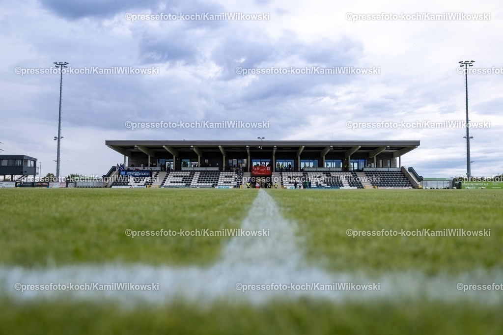 xKWIx29082501021 | 29.08.2025, xkwix, Fußball, Regionalliga West, SSVg Velbert - FC Gütersloh, IMS Arena: Leere Trinüne