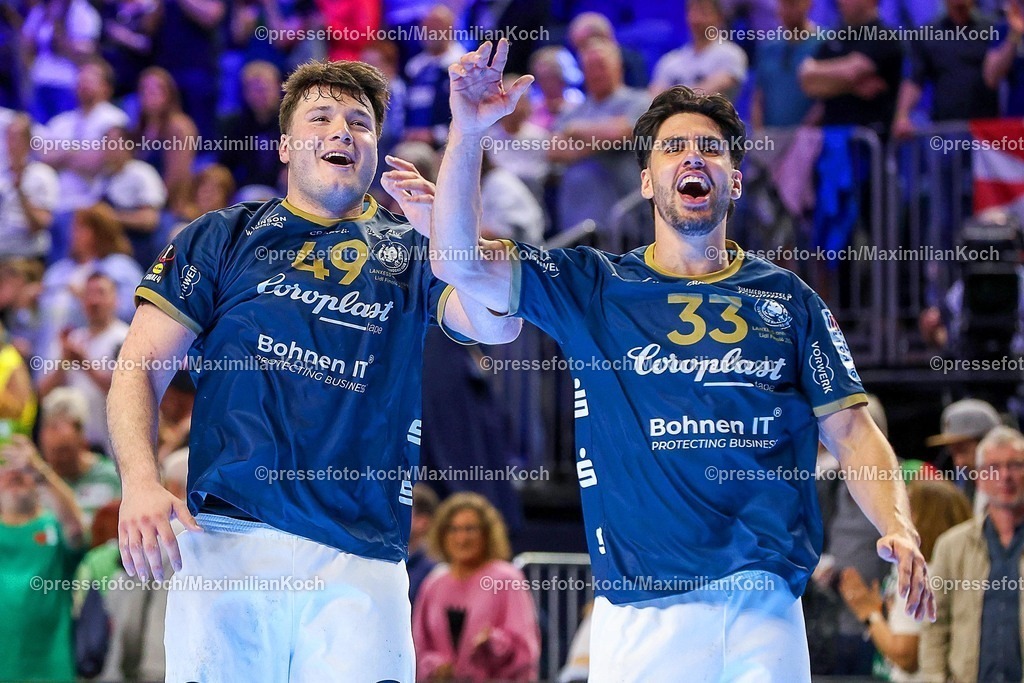 xSSCx18042602026 | 18.04.2026, xsscx, Handball, DHB-Pokal Lidl Final4, Halbfinale, Bergischer HC - SC Magdeburg, Saison 2025 / 2026 Herren, Lanxess Arena, Köln: Die Mannschaft des Bergischer HC feiert den Sieg über den SC Magdeburg  Aron Seesing (BHC #49) Eloy Morante Maldonado (BHC #33) Photo: xSandraxScherningxPressefotoKochx