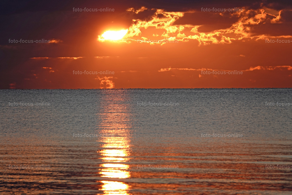 Spectacular almost spiritual sunset on the beach of Liepja | foto-focus-online