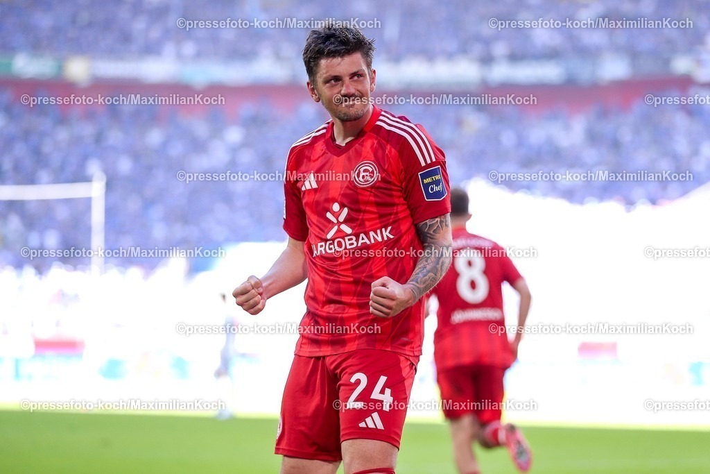 F9510052501052 | 10.05.2025, Fußball, Fortuna Düsseldorf - FC Schalke 04, 2. Fußball Bundesliga, Merkur Spiel-Arena, Saison 2024 2025: Torjubel nach dem Tor zum 1:0 durch Torschütze Dawid Kownacki (Fortuna Duesseldorf #24) DFB regulations prohibit any use of photographs as image sequences and or quasi-video.