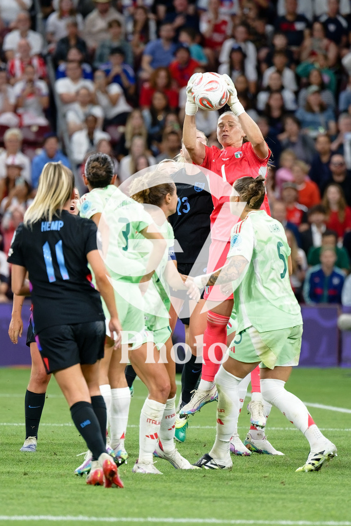 England v Italy - UEFA Women's EURO 2025 Semi-Final | GENEVA, SWITZERLAND - JULY 22:  Laura Giuliani of Italy controls the ball  during the UEFA Women's EURO 2025 Semi-Final match between England and Italy at Stade de Geneve on July 22, 2025 in Geneva, Switzerland. (Photo by Giuseppe Velletri/Sports Press Photo/Getty Images)