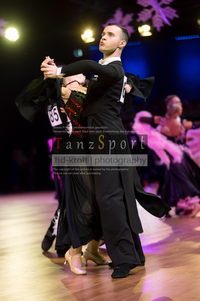 20241215_WDSF_Int_Open_Std-Riga-9214 | Tanzsportbilder, Standardtanz, Lateintanz, WDSF, DTV, LTVB, dancecomp, goc, hessen tanzt, blaues band der spree, walzer, tango, wiener walzer, slowfox, quickstepp, samba, rumba, cha-cha-cha, paso doble. jive, hd-kroft photography, turniertanzsport
