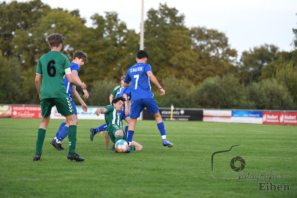 FC Rastede-VFL Oldenburg | A-Jugend Bezirkspokal; FC Rastede (blau)-VFL Oldenburg (grün) am 16.08.2023 in Rastede (Sportanlage Köttersweg), Deutschland, Photo: Philip Eiben 2023 - Realisiert mit Pictrs.com