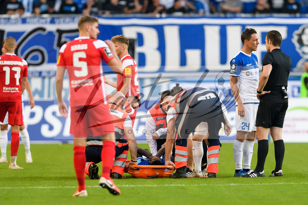 FCMFCK20210904_042 | Fussball, Herren: Sirlord Conteh (1. FC Magdeburg) verletzt beim Spiel der 3. Liga zwischen 1. FC Magdeburg und 1. FC Kaiserslautern in der MDCC-Arena am 04.09.2021 in Magdeburg, Deutschland.DFB / DFL REGULATIONS PROHIBIT ANY USE OF PHOTOGRAPHS AS IMAGE SEQUENCES AND/OR QUASI-VIDEO. - Realisiert mit Pictrs.com