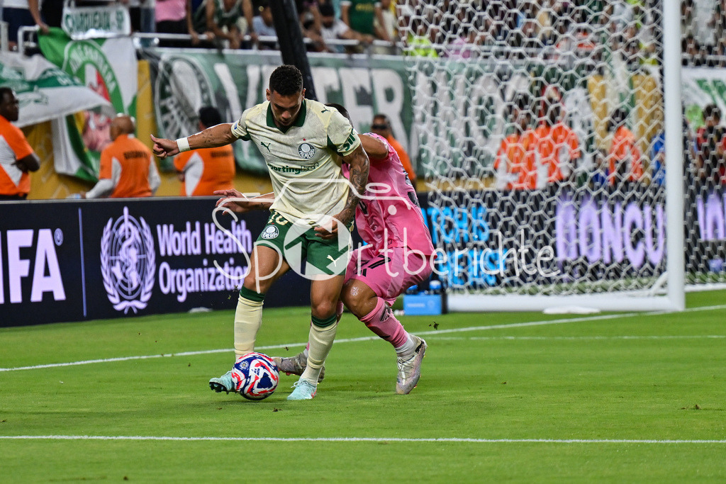 Inter Miami CF - Palmeiras Sao Paulo | im Duell PAULINHO (Palmeiras 10) und Marcelo WEIGANDT (Inter Miami 57) / Zweikampf / FIFA Club World Cup: Inter Miami CF - Palmeiras Sao Paulo, Hard Rock Stadium am 23.06.2025