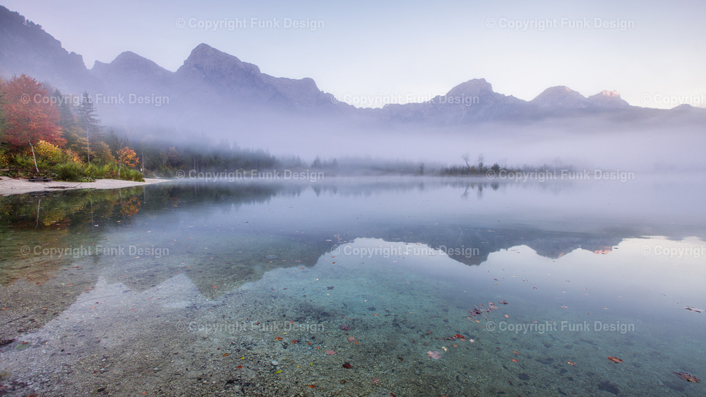 Almsee mit Frühnebel im Herbst | Entdecken Sie faszinierende Landschaftsbilder aus aller Welt. Von majestätischen Bergen bis zu wunderschönen Seen´n, meine Galerie bietet einzigartige Wandbilder, die jeden Raum bereichern. 