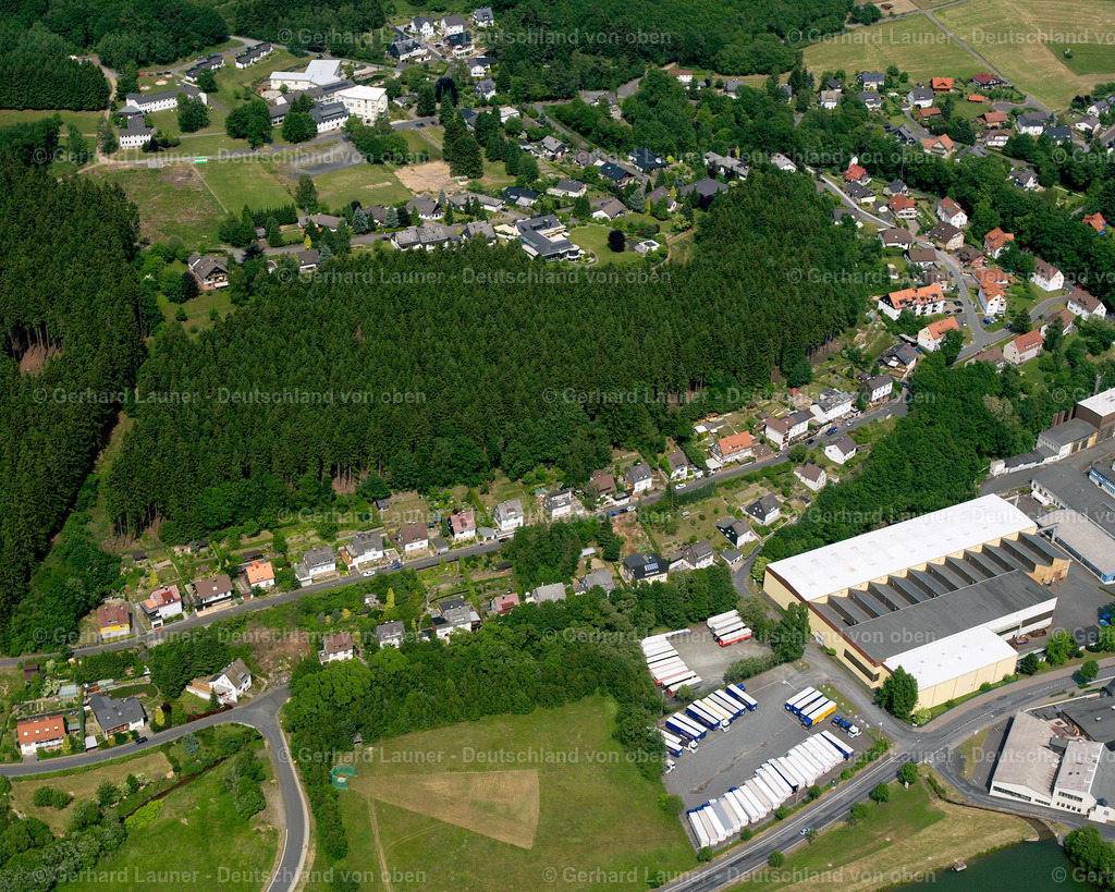 2611002 | EWERSBACH 09.06.2006 Wohngebiet einer Einfamilienhaus- Siedlung  in Ewersbach im Bundesland Hessen, Deutschland // Single-family residential area of settlement  in Ewersbach in the state Hesse, Germany Foto: Gerhard Launer