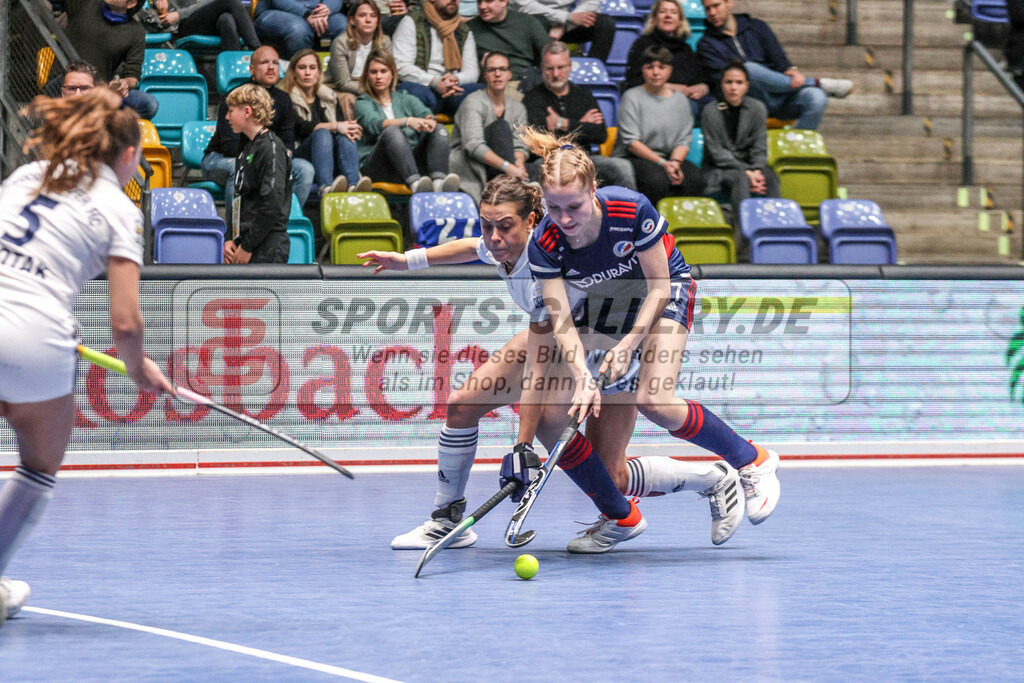 MJ_20230204-DHC-MHC-W-29 | Lisa Mayerhöfer (Mannheimer HC #17) & Selin Oruz (Düsseldorfer HC #14), Düsseldorfer HC - Mannheimer HC am 4.2.2023 in der Ballsporthalle, Frankfurt am Main