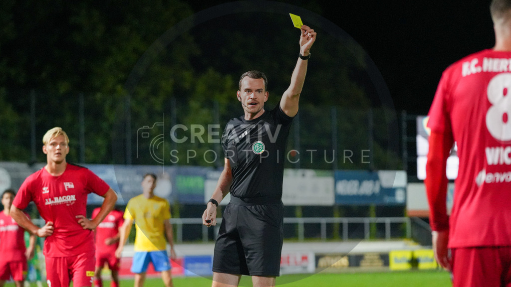 Fußball, Herren, Saison 2025/2026, Regionalliga Nordost, 8. Spieltag, FSV 63 Luckenwalde vs. FC Hertha 03 Zehlendorf, Dienstag 16.09.2025, Werner-Seelenbinder-Stadion Luckenwalde, | Fußball, Herren, Saison 2025/2026, Regionalliga Nordost, 8. Spieltag, FSV 63 Luckenwalde vs. FC Hertha 03 Zehlendorf, Dienstag 16.09.2025, Werner-Seelenbinder-Stadion Luckenwalde, Im Bild: DFB Schiedsrichter Richard Hempel - Realisiert mit Pictrs.com
