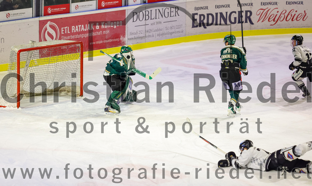 2026-01-30_046_TSV_Erding_gegen_EHF_Passau_Black_Hawks | Erding, Deutschland, 30.01.2026:Eishockey, Oberliga Süd 2025 / 2026, 42. Spieltag, TSV Erding gegen EHF Passau Black Hawks, Endergebnis: 2:6Torwart David Zabolotny (Erding Gladiators, #72), Paul Pfenninger (Erding Gladiators, #58), Zack Nazzarett (EHF Passau Black Hawks, #12)Foto: Christian Riedel / fotografie-riedel.net
