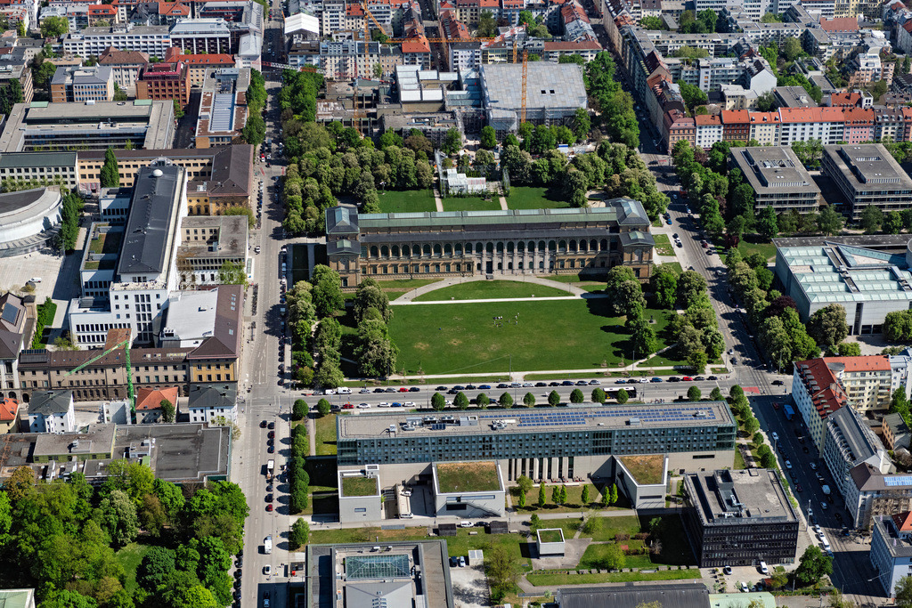 dr__0063436.jpg | MüNCHEN 29.04.2025 Gebäudekomplex der " Hochschule für Fernsehen und Film " am Bernd-Eichinger-Platz - Gabelsbergerstraße im Ortsteil Maxvorstadt in München im Bundesland Bayern, Deutschland. Weiterführende Informationen bei: ARCHITEKTURBÜRO  PAUL BÖHM,  Hochschule für Fernsehen und Film München,  Müller-BBM GmbH,  SCHINDLER FENSTER + FASSADEN GMBH,  Staatliches Bauamt München 2,  Werkstatt für Medientechnik. // Building complex of the university " Hochschule fuer Fernsehen and Film " on place Bernd-Eichinger-Platz in the district Maxvorstadt in Munich in the state Bavaria, Germany. Further information at: ARCHITEKTURBUeRO  PAUL BOeHM,  Hochschule fuer Fernsehen und Film Muenchen,  Mueller-BBM GmbH,  SCHINDLER FENSTER + FASSADEN GMBH,  Staatliches Bauamt Muenchen 2,  Werkstatt fuer Medientechnik. Foto: Daniel Reiter