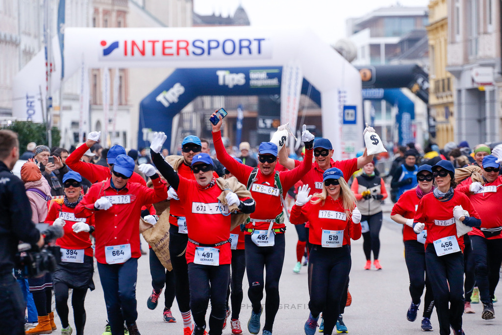 AW_20231231awmac8707 | WELS, 31.12.2023, Sparkasse Silvesterlauf Wels 2023 , Image shows: Photo: WAPICS / Andreas Willdoner
