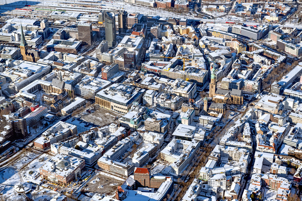 4043803 | DORTMUND 13.02.2021 Winterlich schneebedeckte Stadtansicht des Innenstadtbereiches im Bereich der Kleppingstraße in Dortmund im Ruhrgebiet im Bundesland Nordrhein-Westfalen, Deutschland. Weiterführende Informationen bei: Stadt Dortmund. // Wintry snowy city view on down town in Bereich of Kleppingstrasse in Dortmund at Ruhrgebiet in the state North Rhine-Westphalia, Germany. Further information at: Stadt Dortmund. Foto: Gerhard Launer