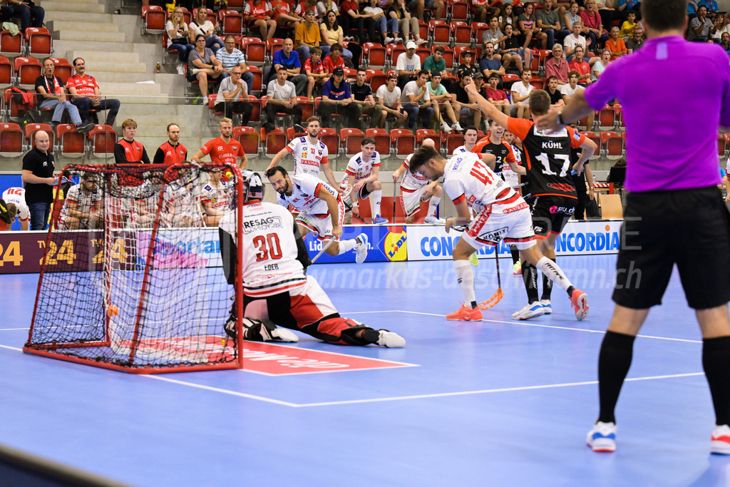 HC Rychenberg vs. Floorball Köniz - 28. August 2022 | HC Rychenberg vs. Floorball Köniz
AXA Arena, Winterthur
Flemming Kühl (#17 HC Rychenberg) erzielt gegen Patrick Eder (#30 Floorball Köniz) den 2:1-Führungstreffer.
Bild: Sportfotografie Markus Aeschimann | www.markus-aeschimann.ch - Realisiert mit Pictrs.com