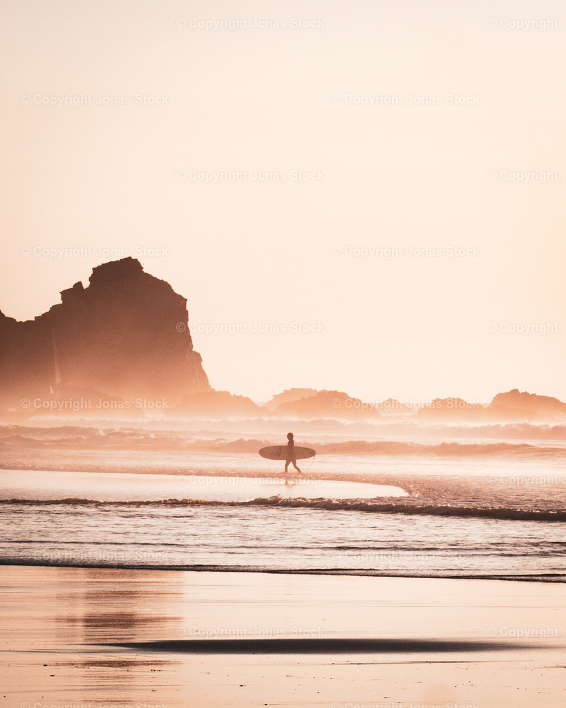 Flamingo | A surfer coming out of the water after a perfect sunset session.  - Realisiert mit Pictrs.com