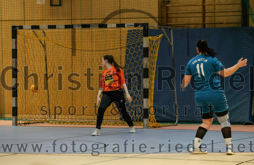 2024-02-24_048_SpVgg_Altenerding_gegen_SSG_Metten_Frauen | Erding, Deutschland, 24.02.2024:
Handball, Bezirksoberliga Frauen Altbayern 2023 / 2024, 15. Spieltag, SpVgg Altenerding gegen SSG Metten, Endergebnis: 32:28

Antonia Holmer (SSG Metten, #22), Ramona Achatz (SSG Metten, #11)

Foto: Christian Riedel / fotografie-riedel.net