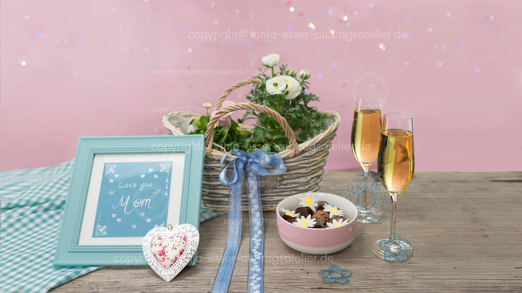Gift ideas for Mother's Day | Geschenkideen für Muttertag. Englischer Text im Lettering Style: love you mom.