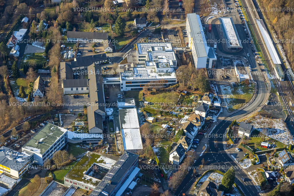 Olsberg231200695 | Luftbild, Bahnhof Olsberg mit Busbahnhof, Berufskolleg Olsberg, Olsberg, Sauerland, Nordrhein-Westfalen, Deutschland