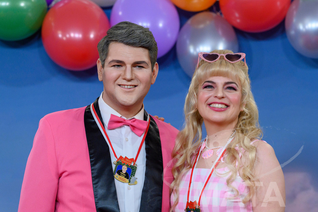 _DWA1759 | Politikerin Katharina Schulze (Grüne) mit ihrem Stellvertreter Johannes Becher (links) bei der TV-Sendung Fastnacht in Franken 2024. Veitshöchheim, 02.02.2024 Bayern Deutschland - Realisiert mit Pictrs.com