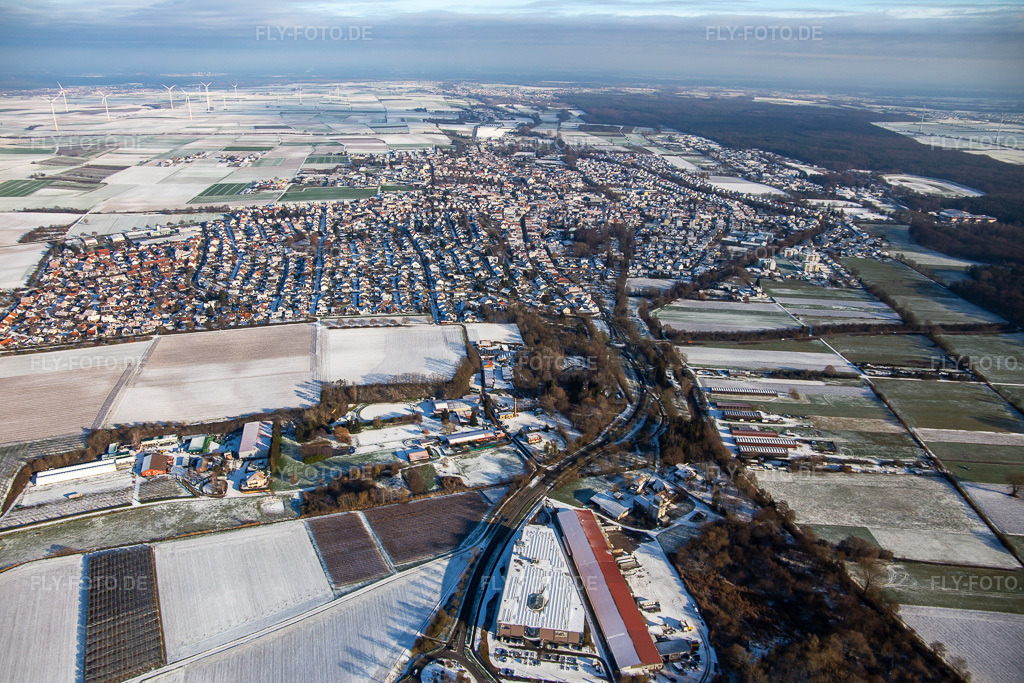 Luftbild: Ortsansicht von Westen im Winter bei Schnee in Herxheim bei Landau im Bundesland Rheinland-Pfalz in Deutschland. Foto: IMG_135541.jpg vom 16.12.2022 durch Werner Riehm/FLY-FOTO.de