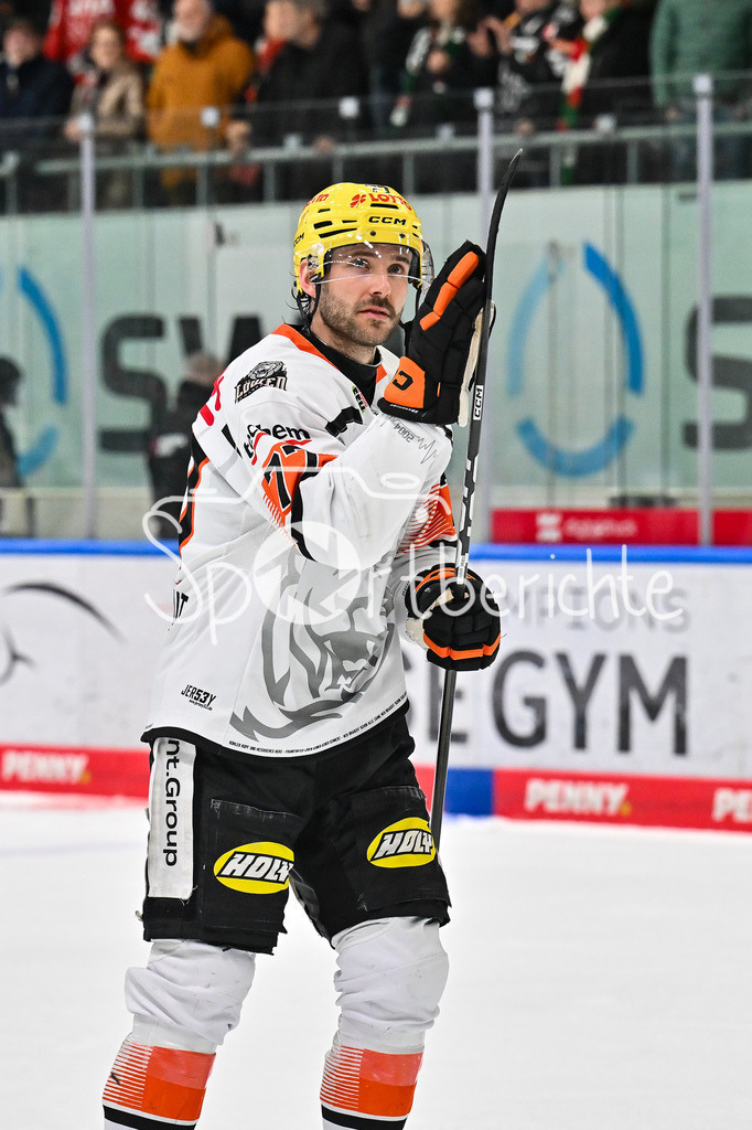 Augsburger Panther - Löwen Frankfurt | AUGSBURG, GERMANY - 16. JANUARY: im Bild Daniel PFAFFENGUT (Löwen Frankfurt 77) mit hängendem Kopf nach dem Match zwischen den Augsburger Panthern und den Löwen Frankfurt am 40. Spieltag der penny DEL im Curt Frenzel Stadion