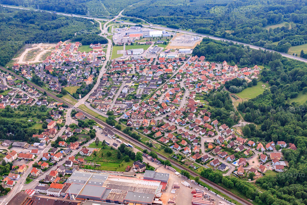 Aerial view: View of the town from the northeast, showing the Wienerberger brick factory. in Seltz in the state Bas-Rhin, France.Photo: IMG_28771.jpg taken on 06/14/2010 by Werner Riehm/FLY-FOTO.comResolution of the original: 4752 x 3168 pxwienerberger, leader mondial de la terre cuite : mur, toiture, façade