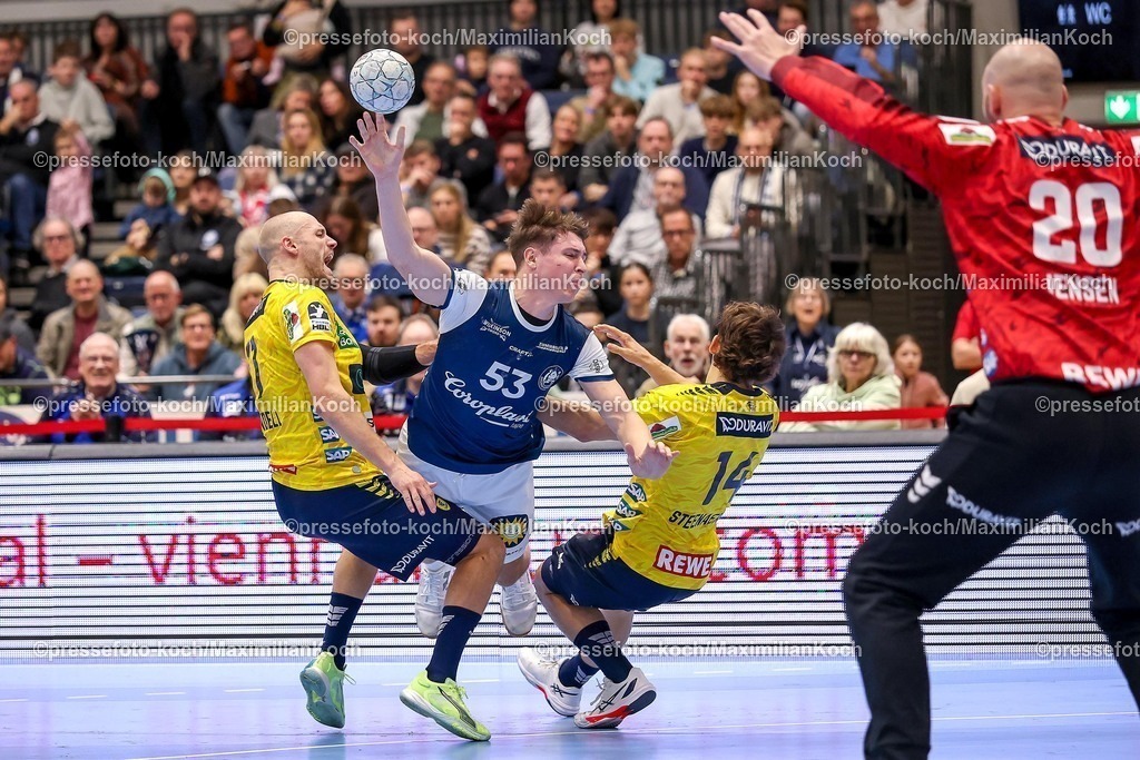 BHC16112501121 | 16.11.2025, Handball, HBL, Bergischer HC - Rhein-Neckar Löwen, Mitsubishi Electric HALLE Düsseldorf: Soeren Steinhaus (BHC #53) behauptet sich gegen Lukas Sandell (Rhein-Neckar Löwen #11) und Gino Steenaerts (Rhein-Neckar Löwen #14) und wirft auf das Tor von Torwart Mike Jensen (Rhein-Neckar Löwen #20) 