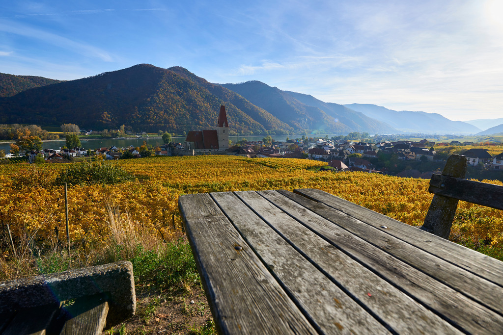Blick vom Rastpaltz auf die Wehrkirche Mariae Himmelfahrt | Weissenkirchen, Austria - November 01, 2016: Blick vom Rastpaltz auf die Wehrkirche Mariae Himmelfahrt. - Realisiert mit Pictrs.com