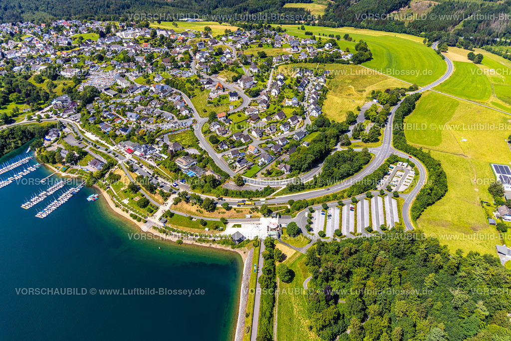 Sundern240708516 | Luftbild, Ortsansicht Langscheid, geschwungene Straße Zum Staudamm Landesstraße L687, Gastronomie Schirmbar Sorpesee und Ruhebereich mit Seebühne am Sorpedamm, Langscheid, Sundern, Sauerland, Nordrhein-Westfalen, Deutschland
