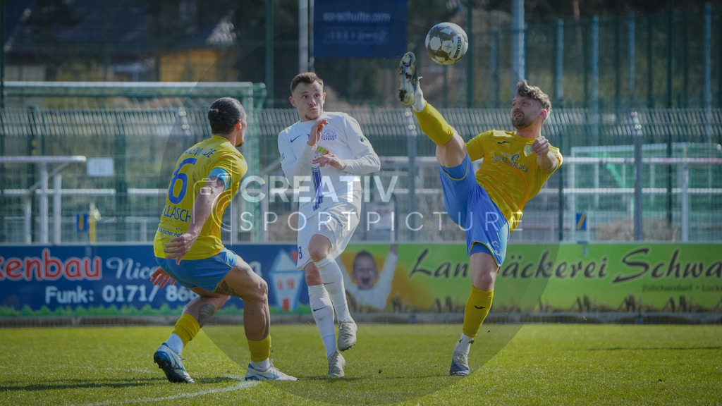 Fußball, Herren, Saison 2025/2026, Regionalliga Nordost, 29. Spieltag, FSV 63 Luckenwalde vs. FC Eilenburg, Samstag 11.04.2026, Werner-Seelenbinder-Stadion Luckenwalde, | Fußball, Herren, Saison 2025/2026, Regionalliga Nordost, 29. Spieltag, FSV 63 Luckenwalde vs. FC Eilenburg, Samstag 11.04.2026, Werner-Seelenbinder-Stadion Luckenwalde, Im Bild: Marcus Niemitz (l. Eilenburg) und Clemens Koplin (r. Luckenwalde) - Realisiert mit Pictrs.com
