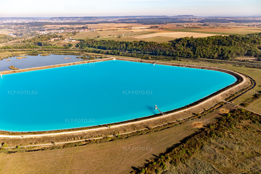 Vue aérienne: Bassins de gypse NOVA ARB à Saint-Nicolas-de-Port dans le département Meurthe et Moselle, France. Photo: IMG_118201.jpg prise le 15/09/2019 par Werner Riehm/FLY-FOTO.eu – Résolution de l'original: 5472 x 3648 px