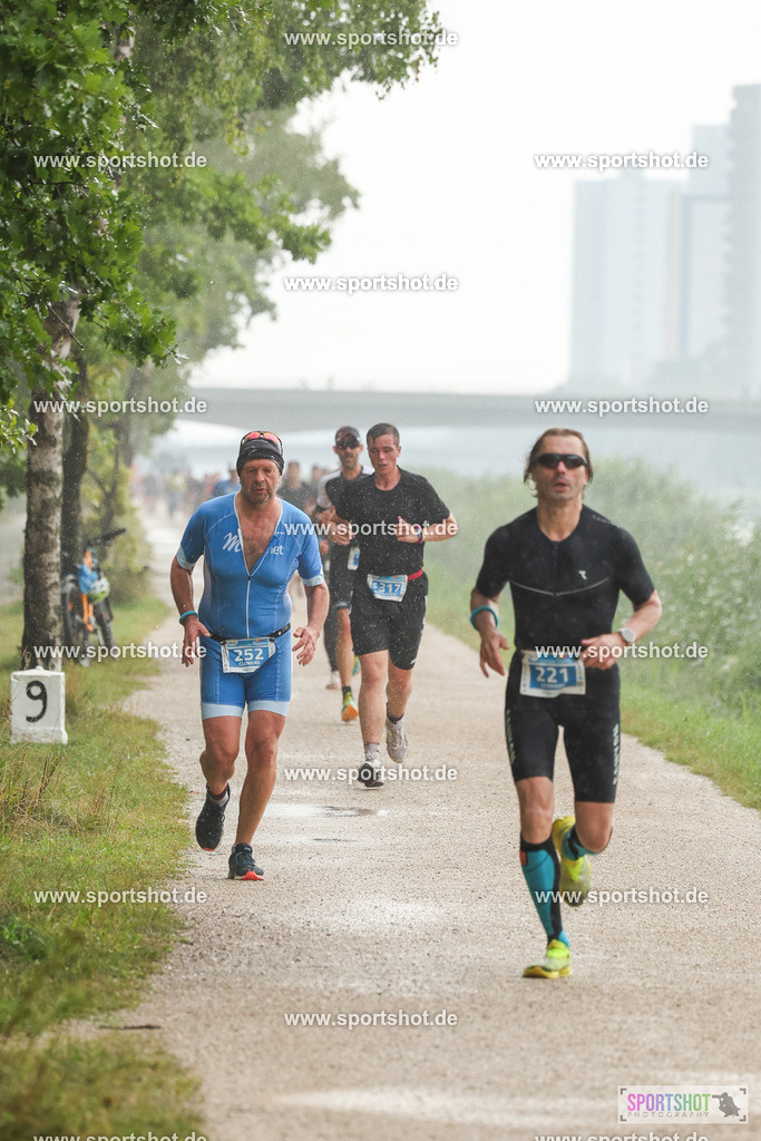 LUR_1318 | 34. M-net Erlanger Triathlon 2025 #erlangertriathlon  #mnettriathlon2025 #mnettriathlon #team #olympischedistanz #mitteldistanz #triathlon #maindonaukanal  #erlangertriathlon2025 #yourpictrs #tv1848 #tv1848erlangen  #triathlonbayern #sportinerlangen #demsportverbunden #sportshot_your_pictrs Copyright: www.sportshot.de