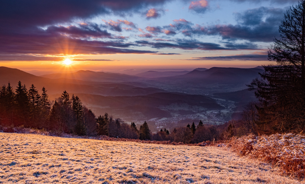 Winterlicher Sonnenaufgang über Breitenbach | Auf über 800 m ist es im Winter frostig in den Vogesen. Der weite Blick über Breitenbach entschädigt und reicht an guten Tagen bis zu den Alpen. - Realisiert mit Pictrs.com