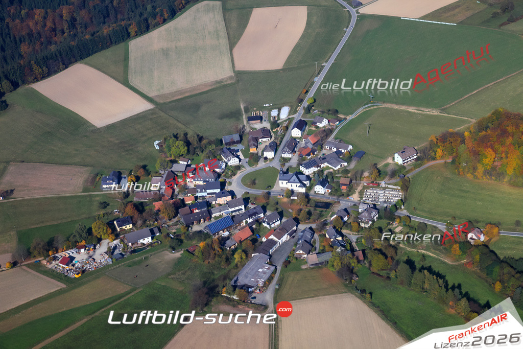 Die Luftaufnahme Neuengrün - Wallenfels wurde vom UL-Flugzeug (keine Drohne) aus fotografiert.Hohe Druck- Auflösung-die Geschenkidee!