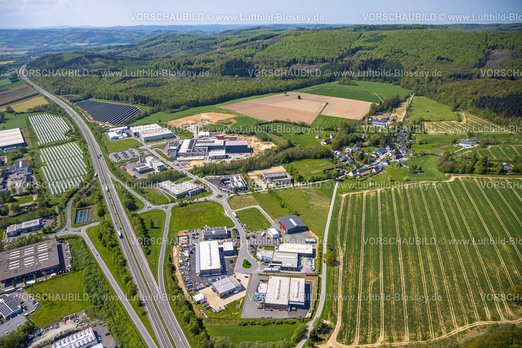 Meschede240506024 | Luftbild, Gewerbegebiet Enste mit Bürger-Solarpark
Fotovoltaik-Solarstromanlage, an der Autobahn A46, Wennemer Wald, Enste, Meschede, Sauerland, Nordrhein-Westfalen, Deutschland