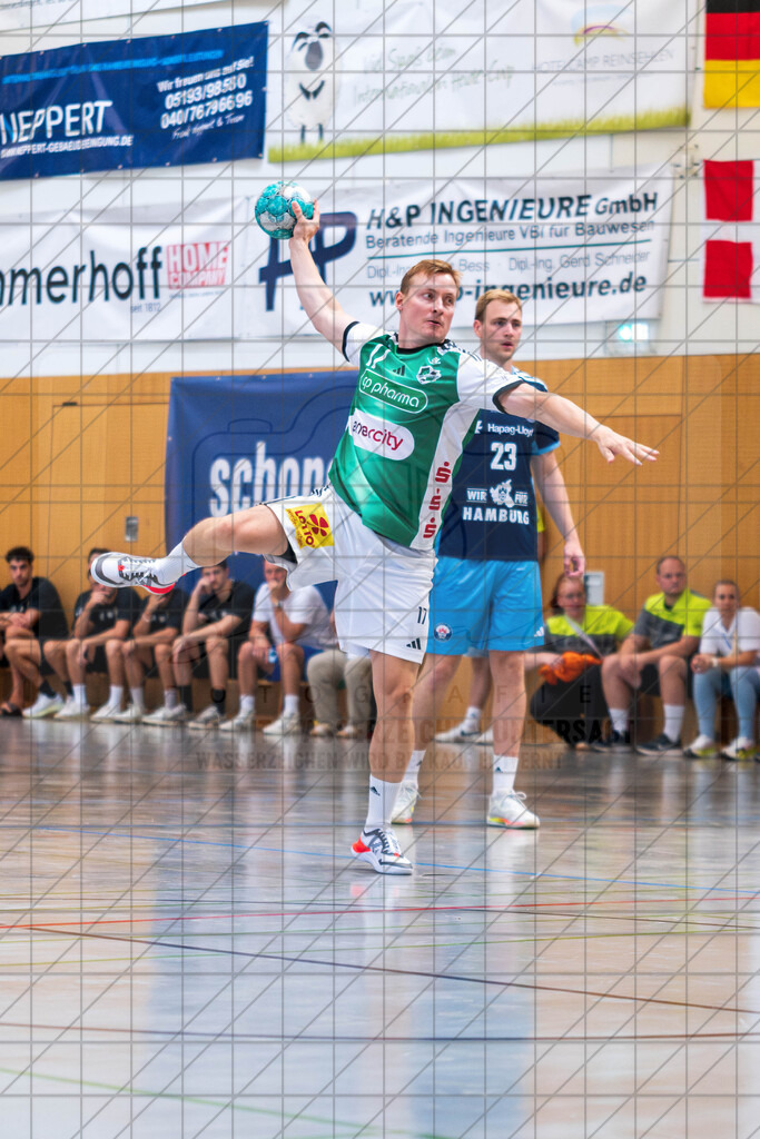 IHC 2026 - TSV Hannover-Burgdorf vs. HC Hamburg | August Pedersen (TSV Hannover-Burgdorf #17); IHC 2026 - TSV Hannover-Burgdorf vs. HC Hamburg am 09.08.26 in Sporthalle KGS, Schneverdingen - Realisiert mit Pictrs.com